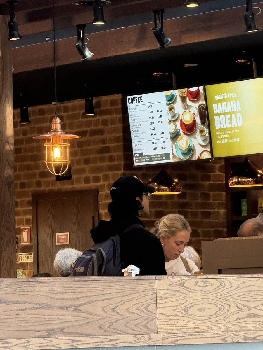 sunriseblvrdd's tweet photo. SAW CONAN AT THE AIRPORT??? https://t.co/BGOfWiDa3c