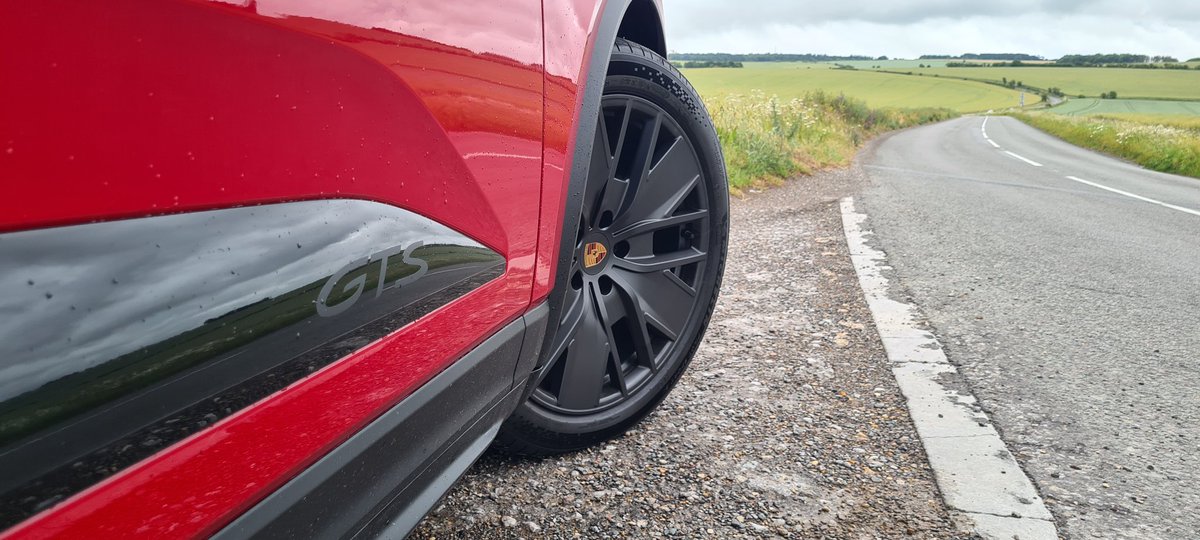 MttRbnsn's tweet photo. Battling the squalls today as the @PorscheGB_PR cavalcade continues. The #Taycan #4S #CT has switched for this, the 571hp #Macan #GTS #EV.
Sits between the 4S and #Turbo in the SUV's line-up, costs £89,000 before options but WPD comes in at £99,753, inc. £1,245 #Carmine #Red. 👌 https://t.co/jUpmeT2Yxi