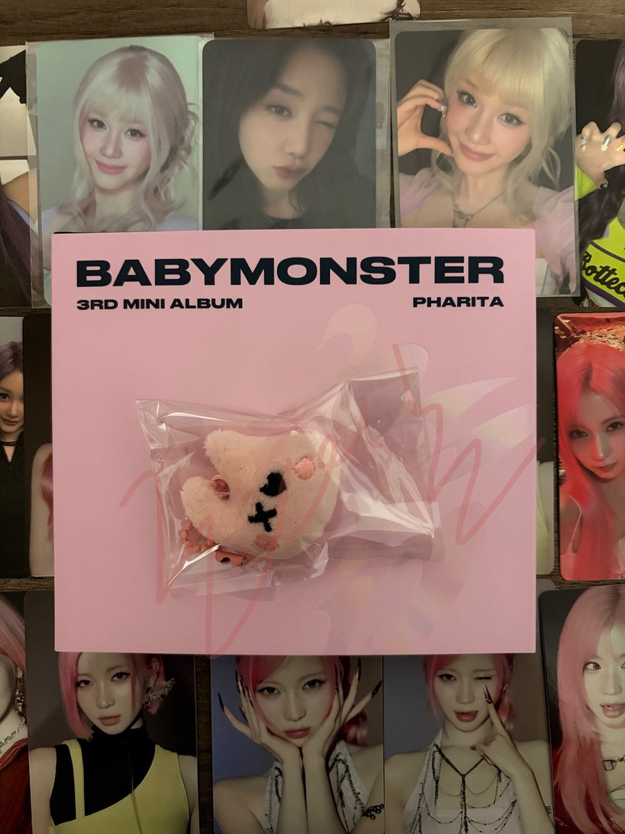 honeyino's tweet photo. waiji gapaham marketing atau emng seharusnya agensi lain yg ikut begini y? pc nya ituloh beneran dikasih semua😭😭 banyak bgt i kaget krn biasa collect album redvelvet cuma dpt 1😭😭 https://t.co/OuMNpU4Xn7