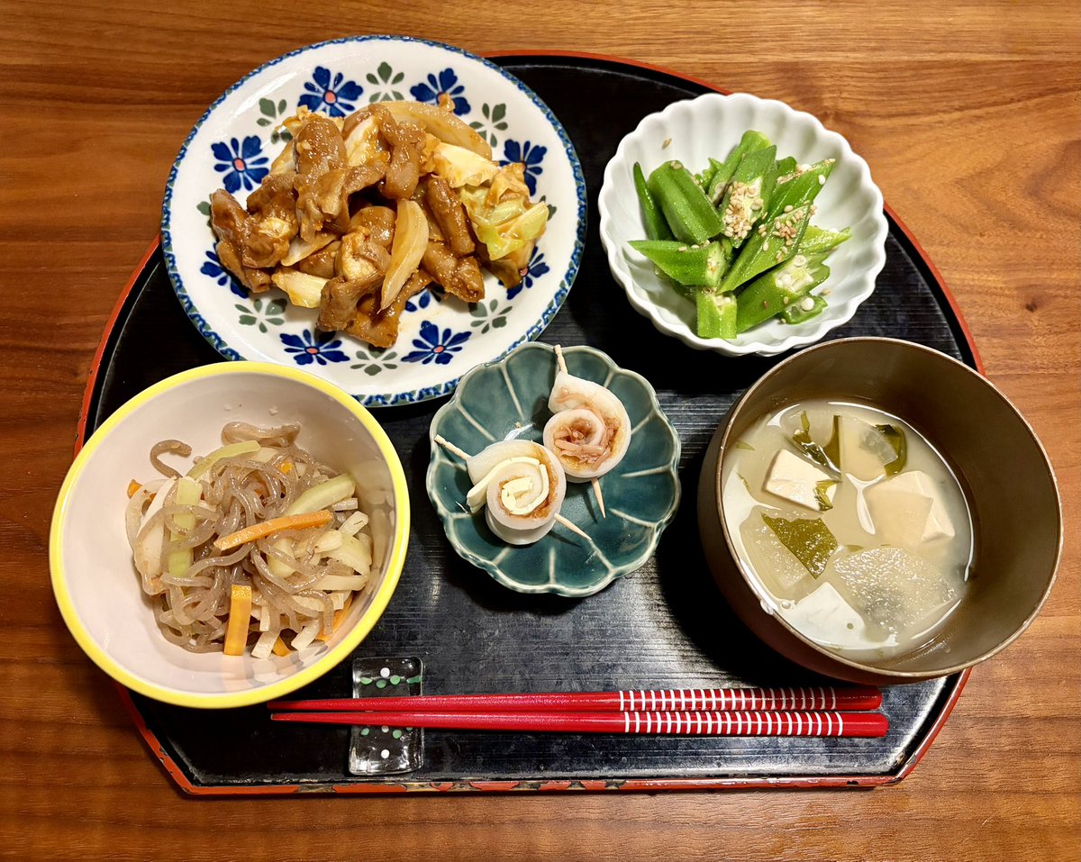 ga_fcu's tweet photo. #おうちごはん 
#料理記録 
こてっちゃん玉ねぎキャベ炒め
オクラ白だし和え
糸コン大根の皮金平
おつまみちくわ（梅なめ茸&amp;チーズ）
豆腐大根お味噌汁

誰かが私を太らそうとしている・・信じたくはないが・・（シュークリームは美味い） https://t.co/q50c3OrMr4