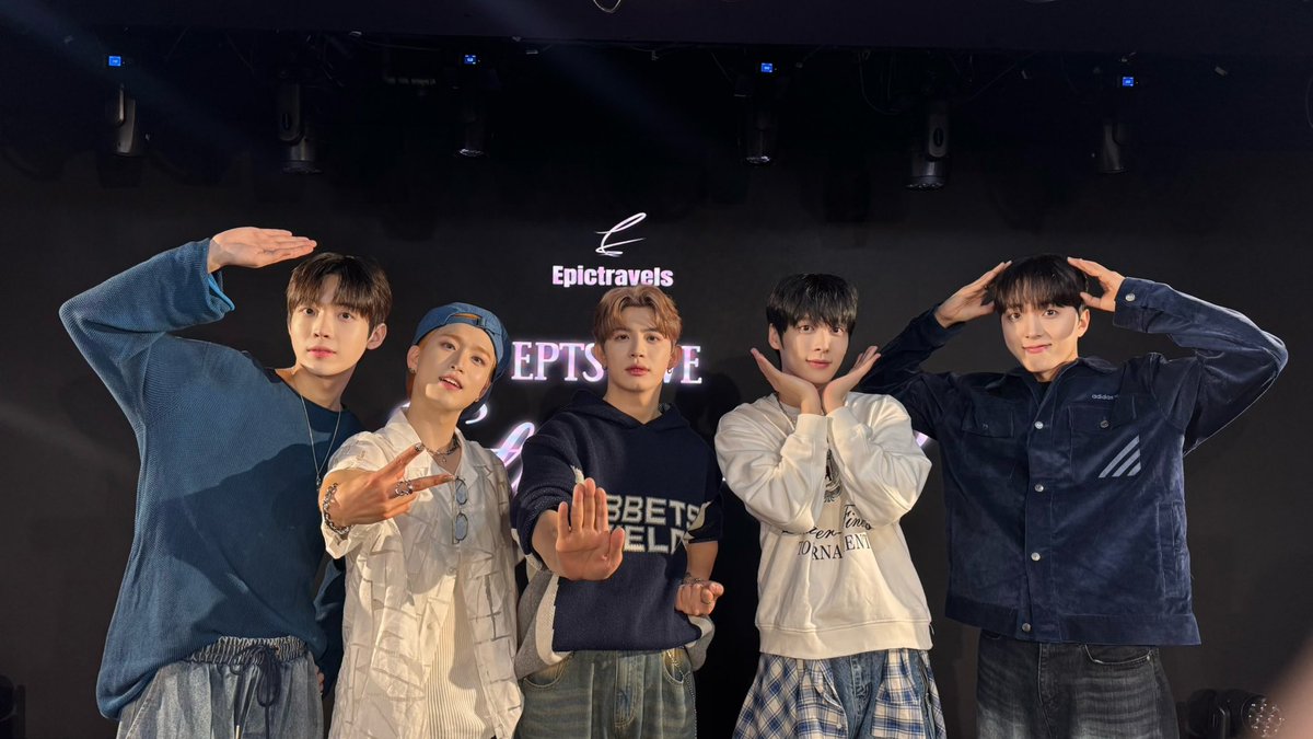 EPTS_official's tweet photo. [📸]

☔️🙇‍♀️🥰🩵

#EPTS #EPICTRAVELS #에픽트레버스
#zepp #osaka https://t.co/Nss88hjLCF