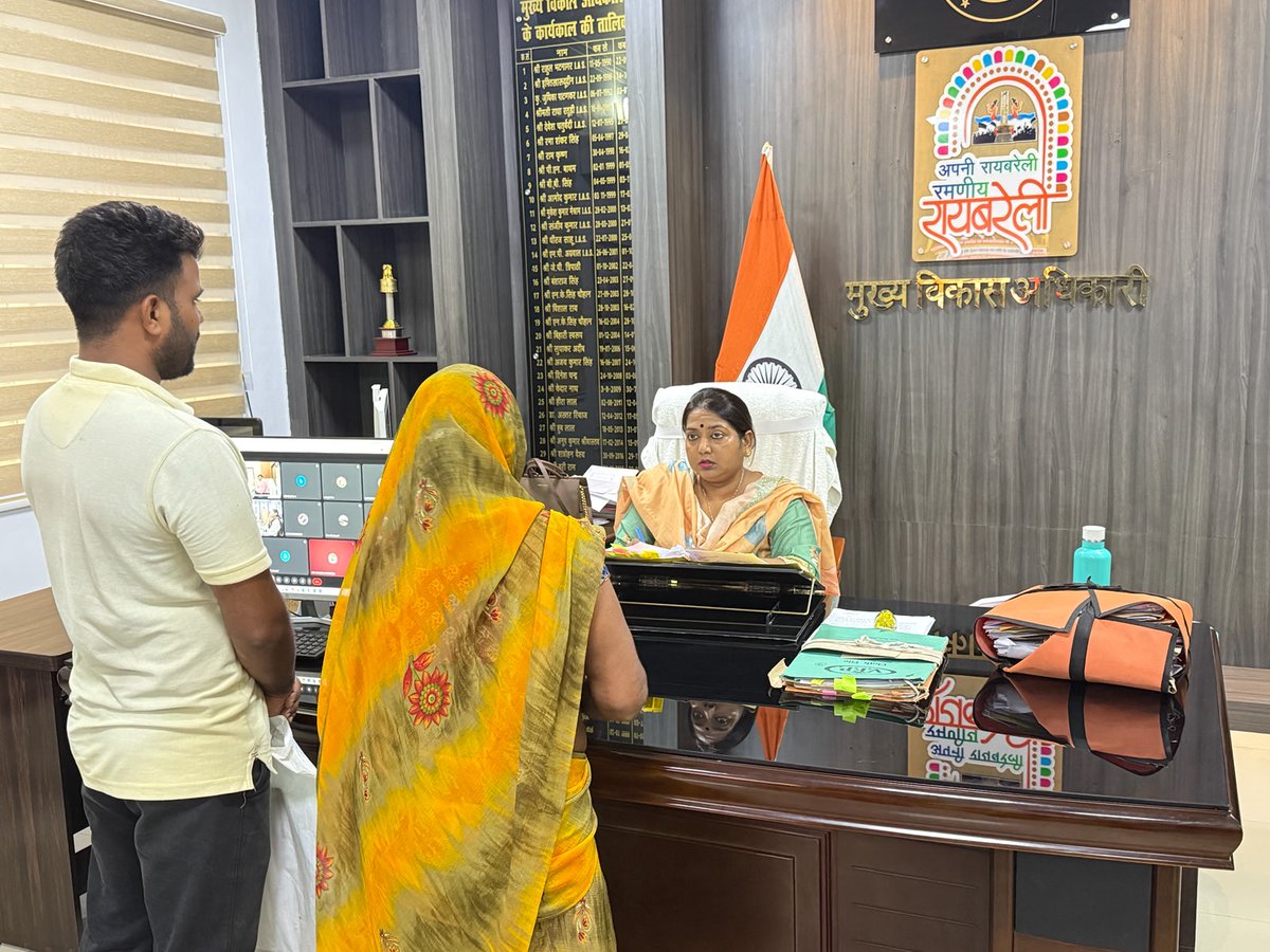 CDORaebareli's tweet photo. विकास भवन स्थित कार्यालय में आज दिनांक 08.06.2026 को जनसुनवाई के दौरान, जनसामान्य की शिकायतों को सुनकर संबंधित अधिकारियों को शिकायतो का समयबद्ध व गुणवत्तापूर्ण निस्तारण सुनिश्चित करने के निर्देश दिए। @UPGovt @InfoDeptUP @UpRuralDev @MoRD_GoI https://t.co/225AukEQoA