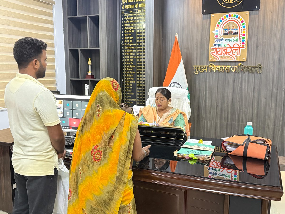 CDORaebareli's tweet photo. विकास भवन स्थित कार्यालय में आज दिनांक 08.06.2026 को जनसुनवाई के दौरान, जनसामान्य की शिकायतों को सुनकर संबंधित अधिकारियों को शिकायतो का समयबद्ध व गुणवत्तापूर्ण निस्तारण सुनिश्चित करने के निर्देश दिए। @UPGovt @InfoDeptUP @UpRuralDev @MoRD_GoI https://t.co/225AukEQoA