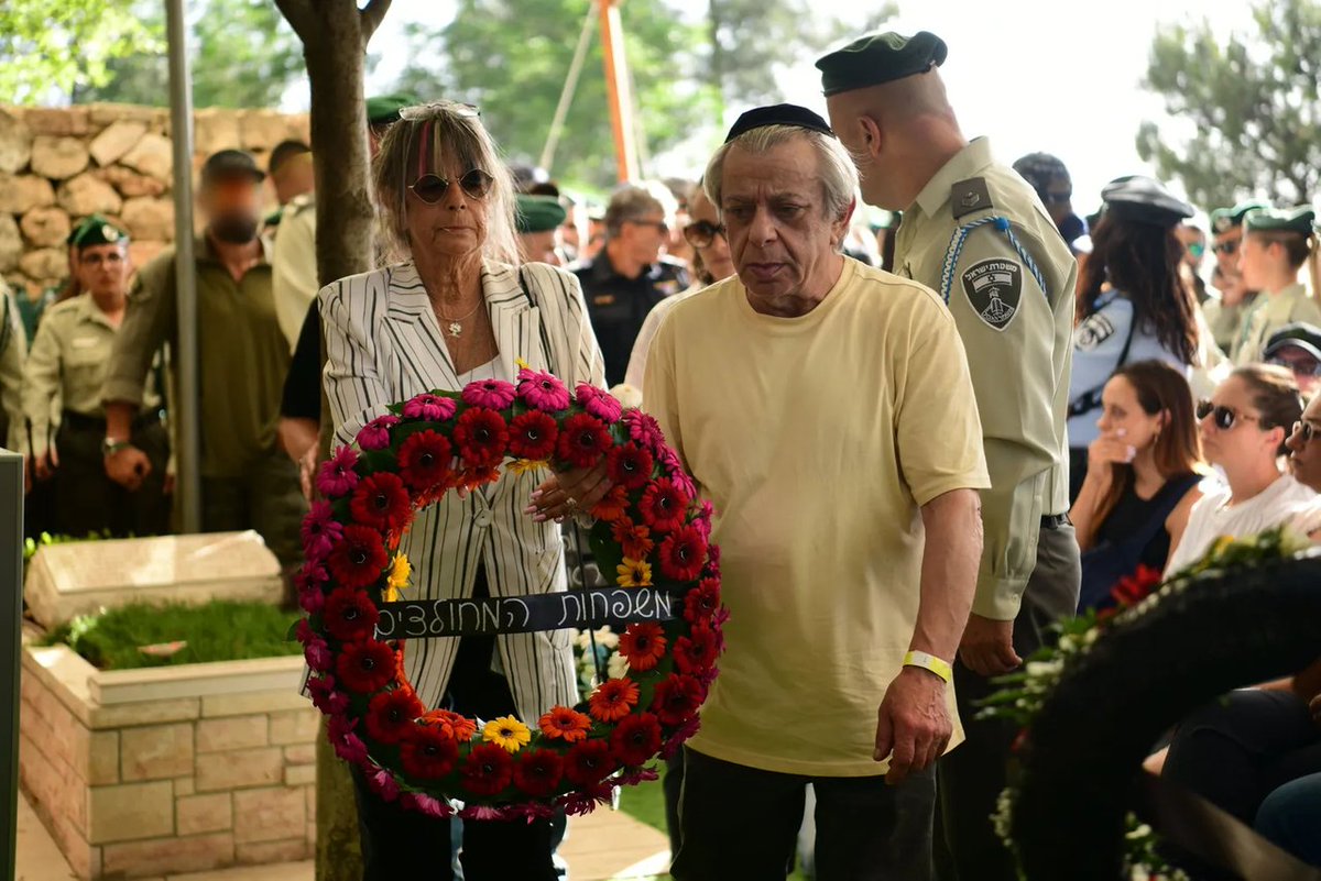 Hayom_lifney's tweet photo. היום לפני שנתיים (2024) התרחש מבצע ארנון, שבו חולצו בחיים מרצועת עזה ארבעה חטופים ישראלים: נועה ארגמני, אלמוג מאיר ג'אן, אנדריי קוזלוב ושלומי זיו. המבצע נקרא על שמו של לוחם הימ"מ רפ"ק ארנון זמורה ז״ל שנפל בגבורה במהלך הקרב. כוחות החילוץ נשאו את ארנון על אלונקה והובילו את החטופים למשאית, שחיכתה להם בלב מחנה פליטים הומה אדם ופעילי חמאס לאור יום. בתמונות: רפ״ק ארנון זמורה ז״ל, ואביו של החטוף המחולץ שלומי זיו בהלוויתו של ארנון