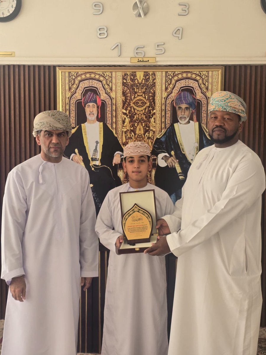 mdrst_yd's tweet photo. كرّم الأستاذ طالب السعيدي بمعية إدارة المدرسة الطالب نوح بن إبراهيم الحوسني لتميزه وتفوقه في مادة اللغة العربية راجين المولى له دوام التوفيق والنجاح .
#فعاليات_تعليمية_شمال_الباطنة 
#تعلم_مستدام https://t.co/kvafPkEsyv