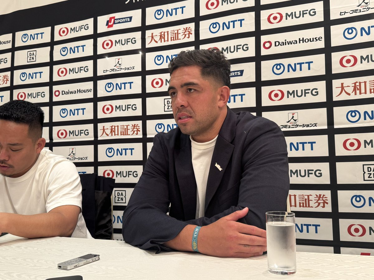 hochi_rugby's tweet photo. #神戸スティーラーズ
レイナートブラウン選手、授賞式後の取材に、GUCCIのサングラス姿で登場。

7日の決勝後、ミックスゾーンに同じくサングラス姿で現れたのが、アーディー・サベア選手でした。

「これは、アーディーのサングラスです。(GUCCIは)僕は、買えないです。アーディーは買えるけど😎」

※サングラス姿の写真が無く...