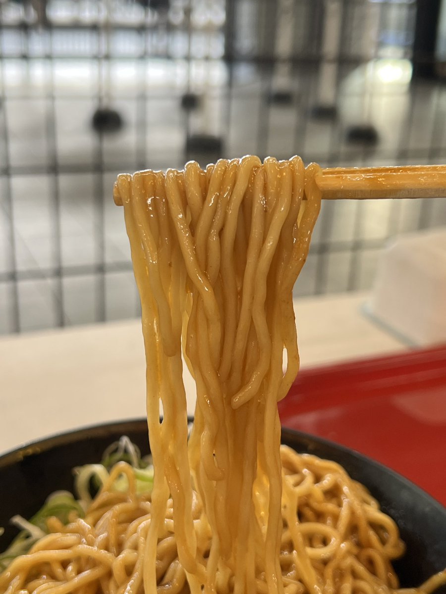 hashroyal's tweet photo. 麺屋台 台湾五之神製作所（JR名古屋駅1番線ホーム）
汁なし海老麺、セット魯肉飯

営業日もあと数週間って事で、未食メニュー刈り取りの再訪。
見た目じゃ想像つかないほど海老フレーバー大炸裂！
野菜がネギだけなんで途中クドくなりがちなところを、添え付けの麻油鶏がスカッと断ち切る。
この組み合わせ、何とも絶妙！
カジュアルな見た目に反してキリリと五香粉が芳しい魯肉飯も、フルサイズで食べたい逸品。