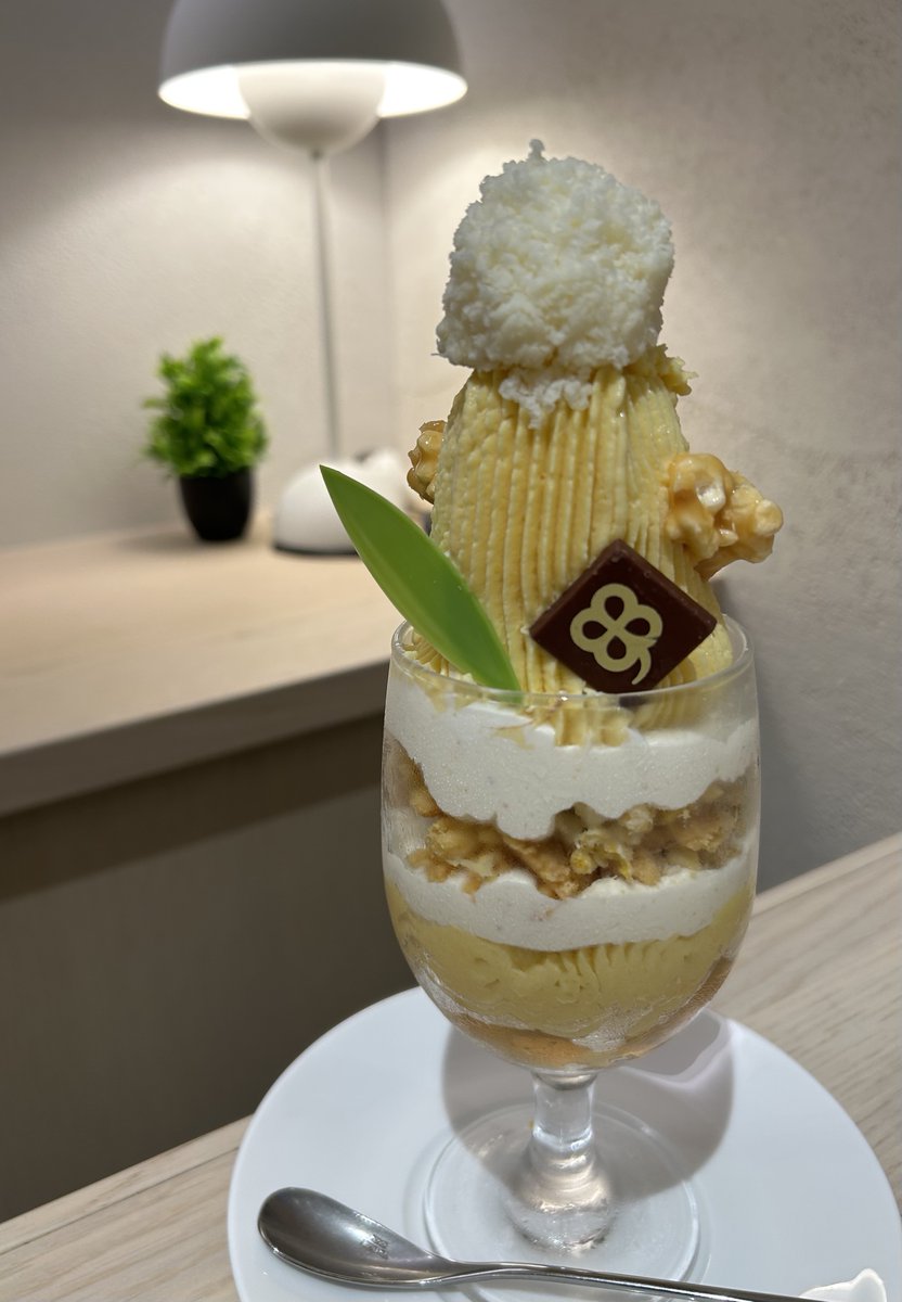 yokohamary's tweet photo. 今日は産経児童出版文化賞の贈賞式でした。佳子さまにご臨席賜り、大変緊張しました。
他の受賞者の皆さん、選考委員の皆さん、編集者さんともお話しできて楽しかったです。
終わってから、編集者さんとお疲れ様会。前から気になっていた、恵比寿・よつ葉ミルクプレイスの「とうきびのパフェ」。 https://t.co/7vjop1h2gu
