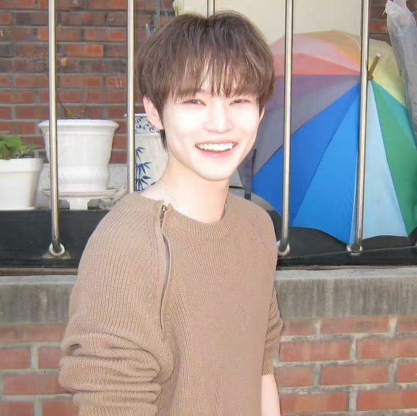 chocolemeow's tweet photo. what i love about chenle is that he never let his fans hype anything alone😭

he's not only going to hype other members, but he's also be there for us to hype his own solo schedules🥺🩵

such a lovely kitty🐱 https://t.co/ZfTCU8kUCJ