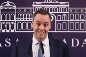 NCereijo's tweet photo. ¿Qué imagen tenés de Adorni @madorni ?  

1 Muy Buena  

2 Buena

3 Regular 
 
4 Mala

5 Muy mala