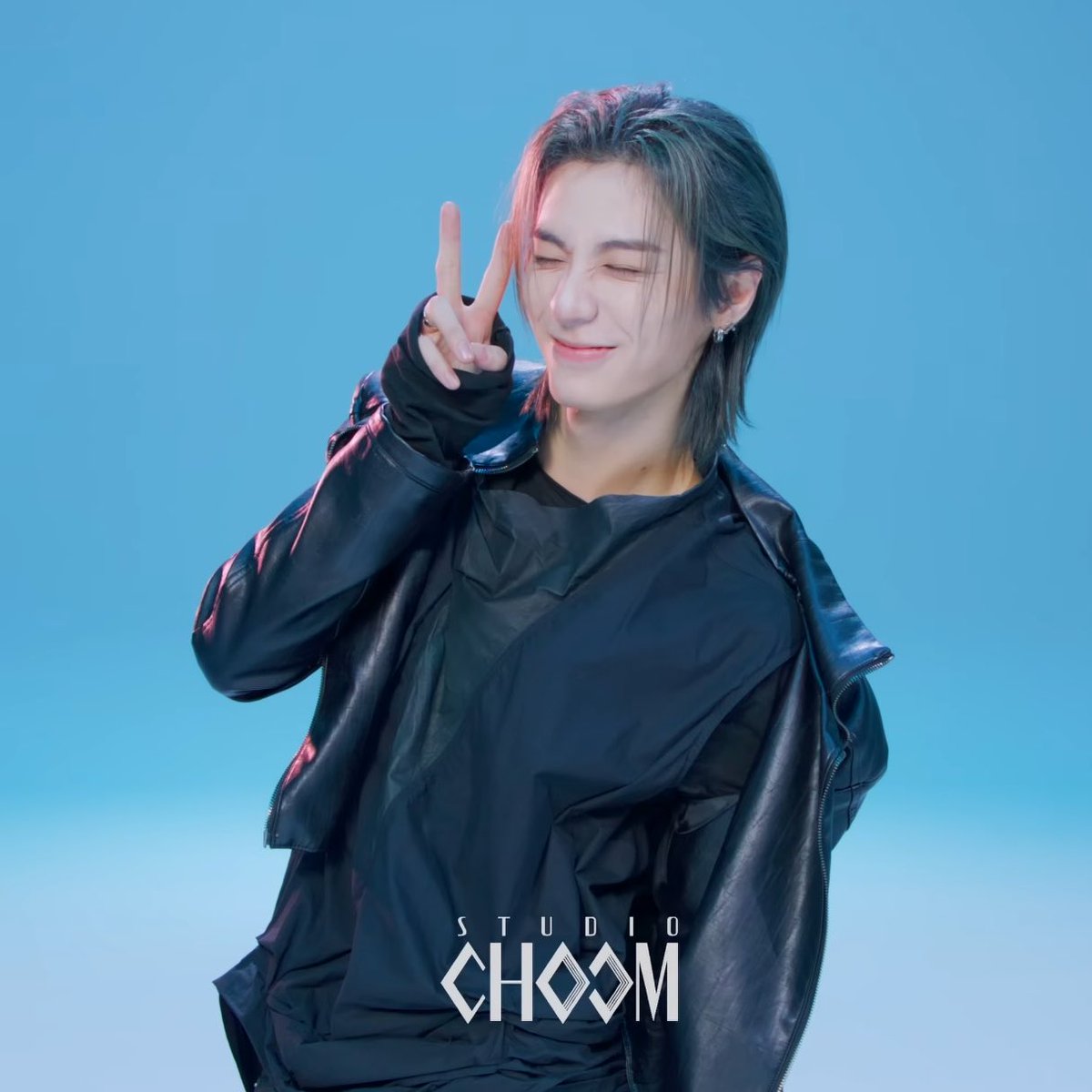 ihanfm's tweet photo. a cutie bunny and the coolest black cat 🐰🐈‍⬛ https://t.co/hiuOFAqMmd