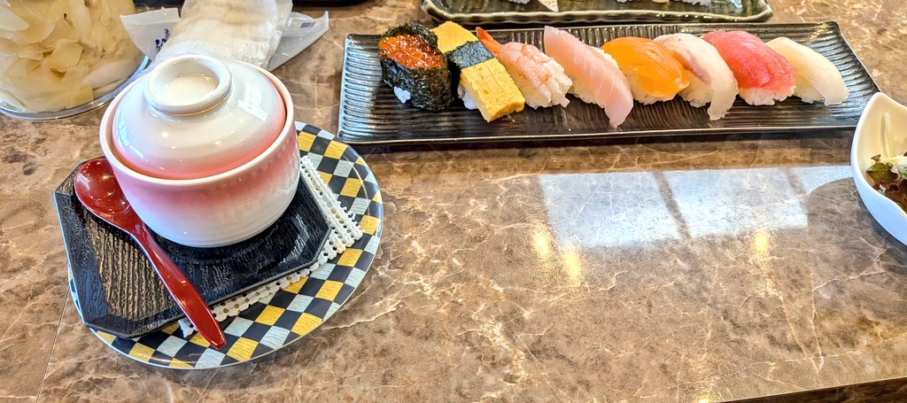MIMILOveria's tweet photo. 昼は寿司でした。
ランチ日和らず地元メイン(ややお高め)にしときゃ良かったと後悔
(地魚とか注文足すと結局高くつくので) https://t.co/QDLlUTvirr