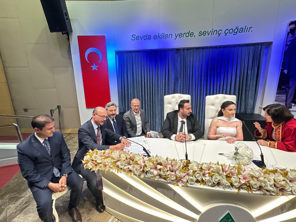 TalipGeylan06's tweet photo. Hatay 1 Nolu eski şube başkanımız, yol arkadaşımız Ömer Solgun’un biricik evladı, sendikamız avukatı, mesai arkadaşımız Elif ile Ömer kardeşimizin nikahlarına şahitlik ettik.
Genç kardeşlerime iki cihan saadeti niyaz ediyorum. https://t.co/i8QmgVbEKh