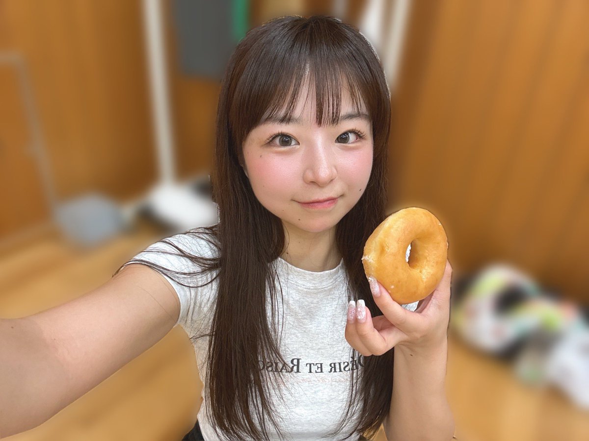 utagra624's tweet photo. #ダーティー・クラウズ26
本日から稽古合流しました⋆*

今日はダンス稽古だったよ(*ˊ˘ˋ*)
初めて挑戦するジャンルで
必死の1日でした、、!!!
本番までに完璧に仕上げます🔥
お楽しみにだよ♡

🎫https://t.co/wq4t4AVg1L

ぜひ観にきてください👀✨

応援札もよろしくお願いします✊🏻❤️‍🔥
https://t.co/ZzY2ExADga

橋本さんから差し入れで
ドーナツ頂きました🍩
6時間踊りまくった体に沁みた( ; ; ) 
ありがとうございました⋆*