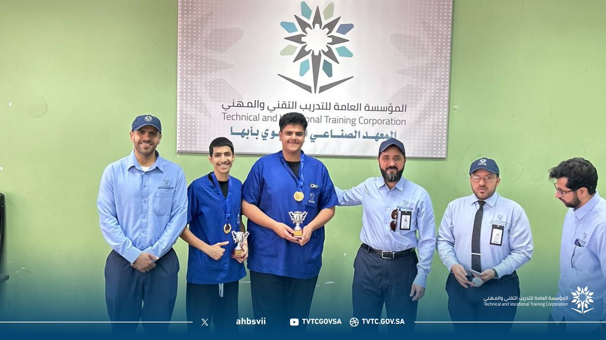abhsvii's tweet photo. تغطية| 📸

في أجواء مميزة وحافلة بالإنجازات، تم تكريم المتفوقين والفائزين بالبطولات الرياضية الفردية والزوجية المقامة داخل وخارج المعهد ، كما تم تكريم المشاركين في الفعاليات الداخلية والخارجية تقديرًا لعطائهم وتميزهم طوال العام التدريبي.

#التدريب_التقني  #التدريب_التقني_بعسير https://t.co/sVpndbOQ2g
