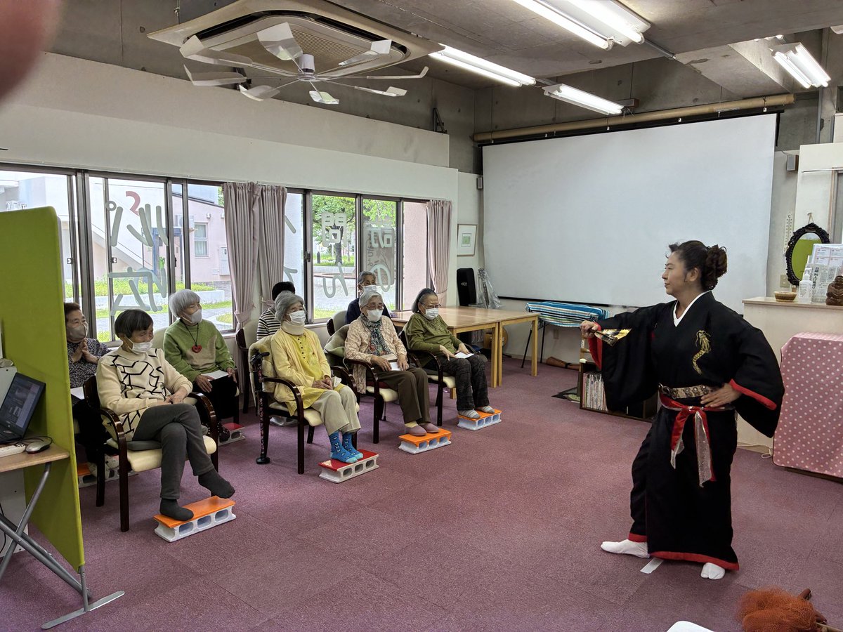 kikyou_group's tweet photo. 少し前で��が踊りの先生を招き楽しいひと時を過ごしました https://t.co/NkQcFe0lky