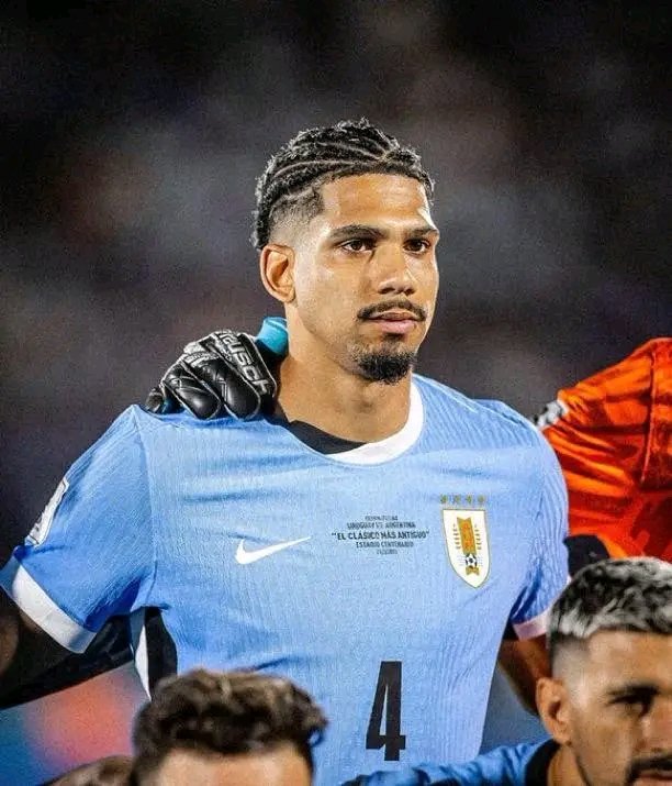 OfficialCFM951's tweet photo. Ronald Araujo has suffered a mild calf muscle injury during Uruguay's training session.

He will return to Spain for treatment and rejoin Uruguay's training camp on Tuesday for the start of the World Cup. 

HE IS NOT MISSING THE TOURNAMENT❗ https://t.co/t85gWa87aT