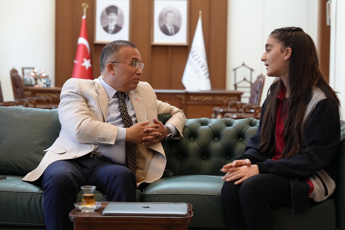 gantepvaliligi's tweet photo. Valimiz Kemal Çeber, gıda israfı temalı uluslararası kısa film yarışmasında Türkiye birincisi olan Erdem Koleji öğrencisi Melek Ecem Güven ve okul yönetimini makamında kabul etti. 🌟
Küresel gıda israfına dikkat çeken anlamlı çalışmasıyla #EğitimŞehriGaziantep’imizi gururlandıran öğrencimizi tebrik eder, başarıda emeği geçen okul idarecileri ve öğretmenlerimize teşekkür ederiz. 👏🎬🏆