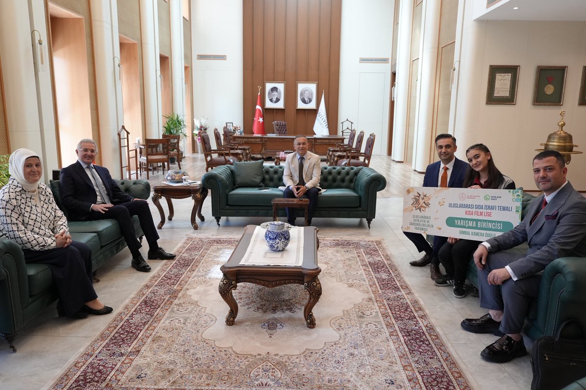 gantepvaliligi's tweet photo. Valimiz Kemal Çeber, gıda israfı temalı uluslararası kısa film yarışmasında Türkiye birincisi olan Erdem Koleji öğrencisi Melek Ecem Güven ve okul yönetimini makamında kabul etti. 🌟
Küresel gıda israfına dikkat çeken anlamlı çalışmasıyla #EğitimŞehriGaziantep’imizi gururlandıran öğrencimizi tebrik eder, başarıda emeği geçen okul idarecileri ve öğretmenlerimize teşekkür ederiz. 👏🎬🏆