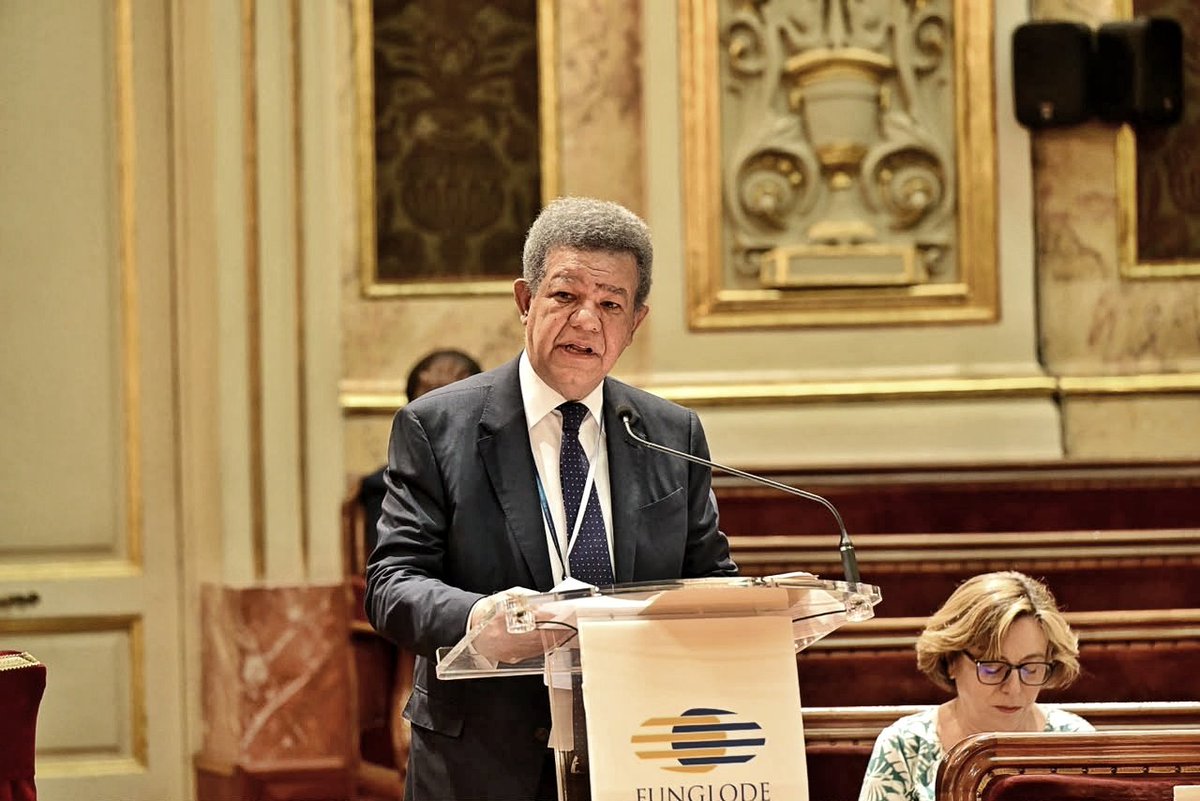 FUNGLODE's tweet photo. Palabras de apertura del Dr. Leonel Fernández, presidente de la Fundación Global Democracia y Desarrollo (Funglode), en el Foro Iberoamericano Funglode 2026

Durante su intervención en el Foro Iberoamericano Funglode 2026, celebrado en la Universidad Complutense de Madrid, el Dr. Leonel Fernández reflexionó sobre los cambios que atraviesa el orden internacional y la transición hacia un mundo multipolar.

En ese contexto, destacó que Iberoamérica no puede ser una simple espectadora, sino que debe ocupar un rol activo en el debate global. Al referirse a América Latina, señaló la necesidad de superar el modelo extractivista y dependiente de materias primas, para avanzar hacia una economía del conocimiento, basada en innovación, tecnología, productividad y valor agregado.

📲 Sintoniza la cobertura en vivo a través del canal de YouTube de la Universidad Complutense de Madrid.

#ForoIberoamericano #FunglodeEspaña