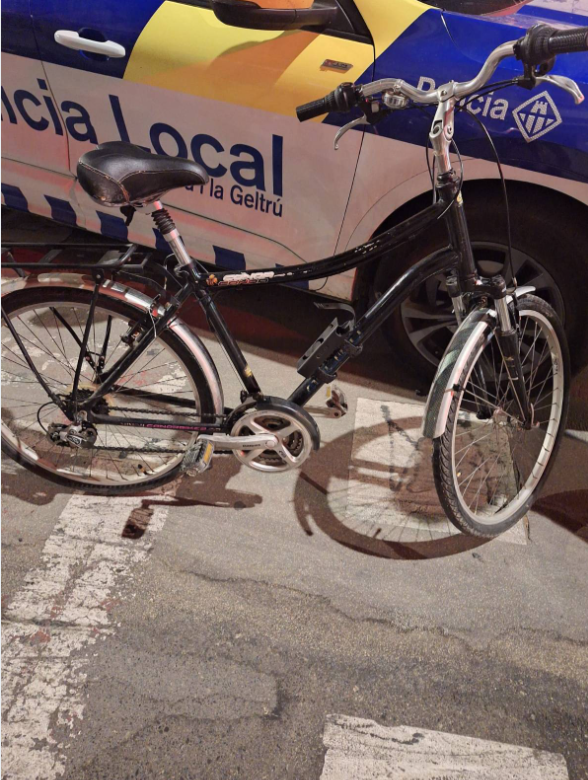 PLVNG's tweet photo. 🚲🚲 Hem recuperat dues bicicletes aquest cap de setmana.
Creus que una pot ser teva? 🤔
📞 Contacta amb la Policia Local i acredita'n la titularitat (factura, número de sèrie, fotografies, etc.).
Compartiu-ho! 🔄
#VNG #PoliciaLocal #BicicletesRecuperades https://t.co/2zFbbaxUJL