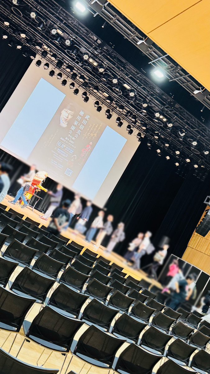 joy_max_poko's tweet photo. 神田明神ホールイベント 「信玄公と家康公」
歴史学者平山氏 信玄Tシャツ着てくれて登壇！
山梨出身のプロレスラー鷹木選手、甲冑工房の加藤氏のスリーショット。イベント終わりで鷹木選手のシールお渡し大人気。
武田信玄とうがらし完売✨
鷹木選手の甲冑姿かっこよかったです🌟
#神田明神 #近縁屋 https://t.co/wS3z1Kgp4z