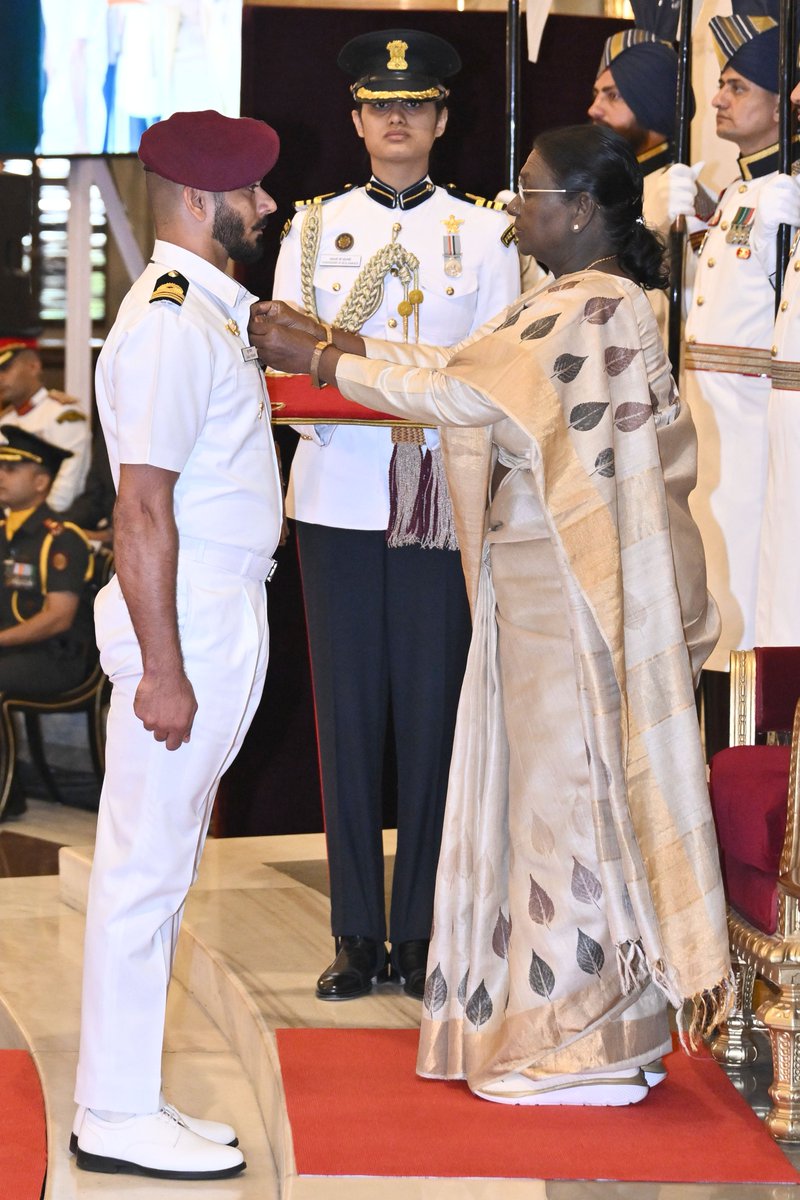rashtrapatibhvn's tweet photo. राष्ट्रपति द्रौपदी मुर्मु ने लेफ्टिनेंट कमांडर सूरज पराशर को सामान्य कर्तव्य से बढ़कर सेवा की सर्वोच्च परंपराओं के अनुरूप विशिष्ट वीरता के प्रदर्शन के लिए शौर्य चक्र प्रदान किया। नवंबर 2024 में एक संयुक्त घेराबंदी और तलाशी अभियान के दौरान उन्होंने अदम्य साहस और उत्कृष्ट फील्ड स्किल का परिचय दिया।