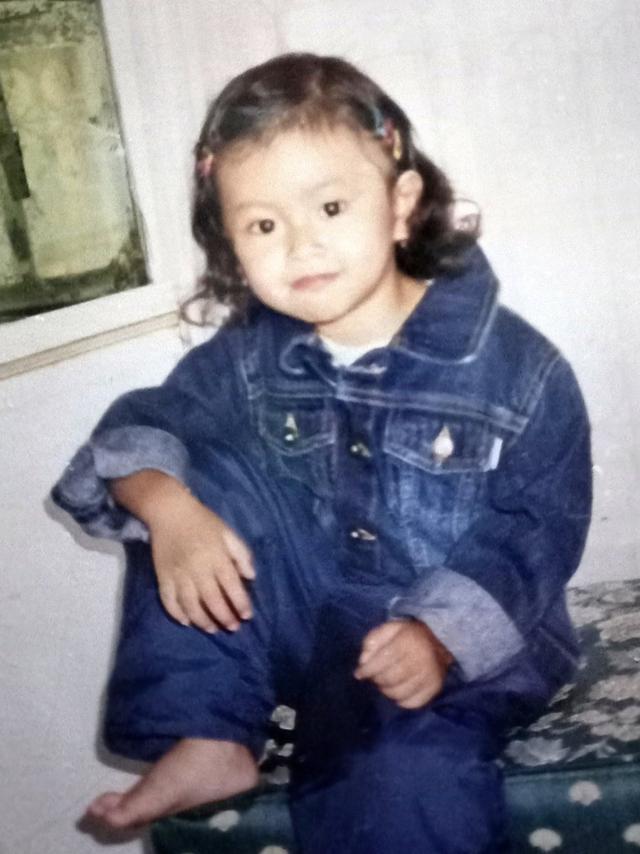 muaciato's tweet photo. "woiy abang canti- eh gante- ga deh... ABANG BULE!!! mau kemanaaah!?!?!"

"mau jajan la aku!!! kamu perempuan tapi seperti preman sajah!!!🙄"

"suka-suka aku la! aku ikut kalau jajan!😒"

"ih! aneh sekali ya! ayo kalau gitu, aku gonceng pake sepeda roda 3 aku!!!"

#f1twtselfieday https://t.co/rzc4rQH6Q8