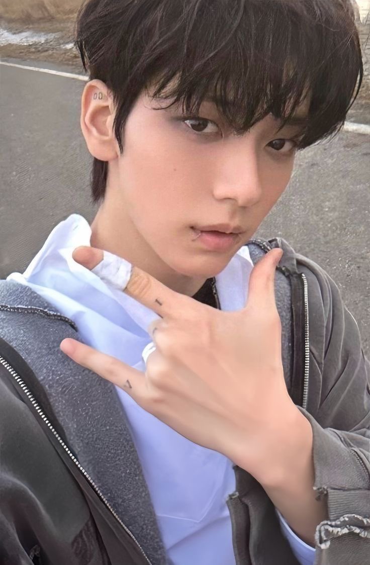 ghxst1ng_'s tweet photo. soobin with snake bites nghhh.. https://t.co/ERRjz97HLP