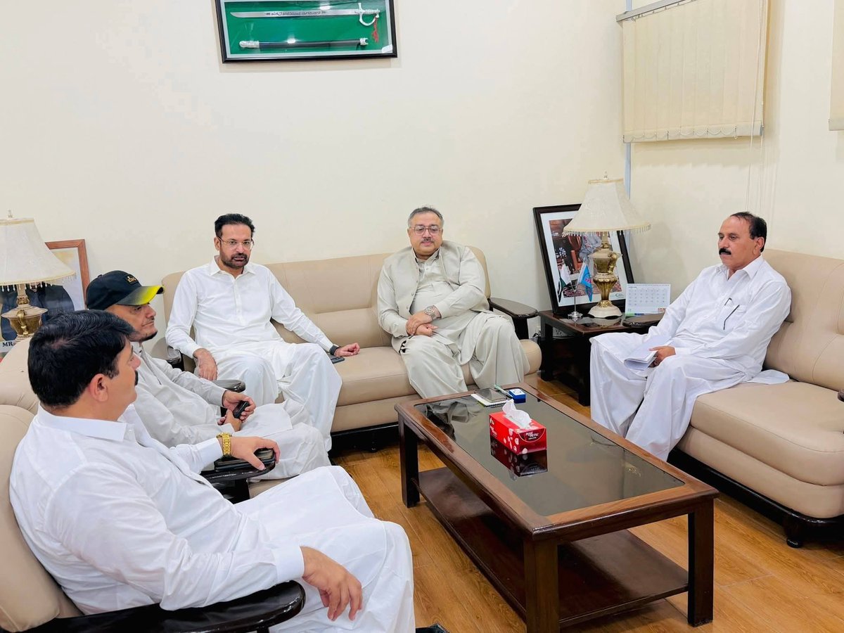 fzbhutto's tweet photo. PPP MPA @drsikandarshoro met HESCO Chief Faizullah Dahri to address unannounced load shedding & faulty transformers in the constituency. Immediate action was assured, with on-the-spot directives issued for swift resolution. #PPPservingPeople https://t.co/TmGszSUq1k