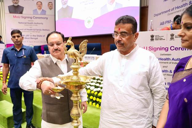 PIB_India's tweet photo. 💠 West Bengal joins Ayushman Bharat Pradhan Mantri Jan Arogya Yojana (AB PM-JAY), Completing Nationwide Rollout of World 

💠 @AyushmanNHA signs MoU with Government of #WestBengal for implementation of AB PM-JAY

💠 West Bengal's inclusion under AB PM-JAY to extend health assurance benefits to approximately 1.43 crore families: Union Minister @JPNadda 

💠 AB PM-JAY, the world's largest government-funded health assurance scheme, today covers more than 62 crore people, including poor and vulnerable families, senior citizens aged 70 years and above, and gig and platform workers

🔗https://t.co/LU6FjyoVZD 

@MoHFW_INDIA #AyushmanBharat