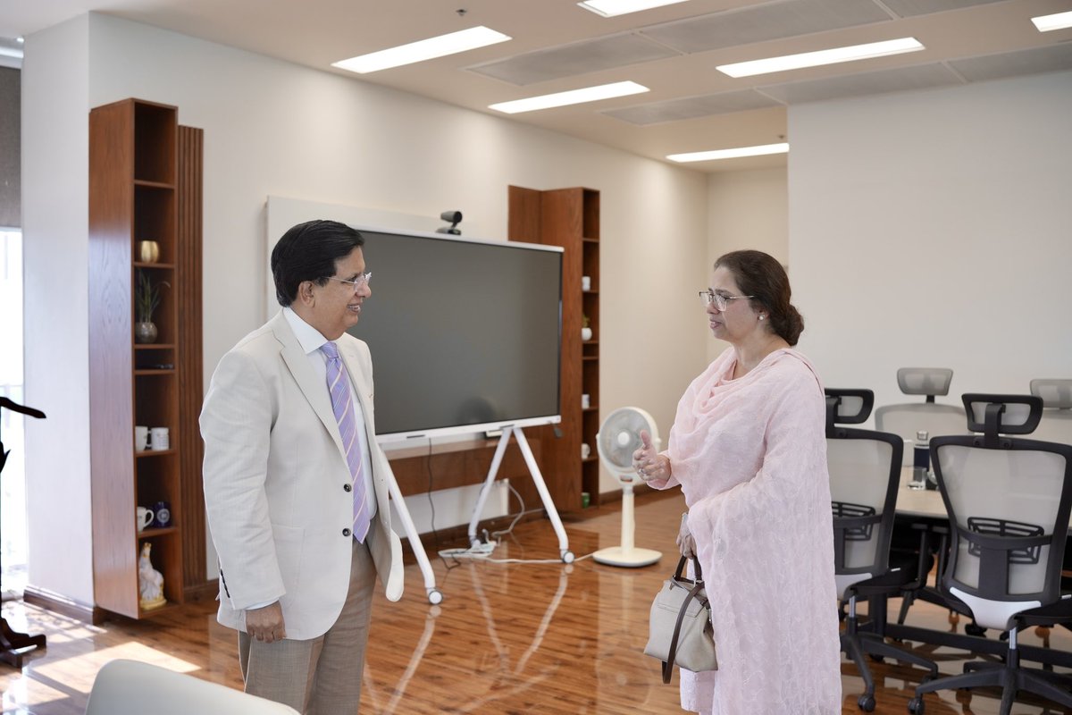 PAFDA_Official's tweet photo. PAFDA welcomed Dr. Bushra Mirza, Vice Chancellor, @fatimajinnahwomenuniversity, Rawalpindi, during her visit to its facilities.
During the visit, Dr. Bushra met with the Director General PAFDA and senior management. She was given an overview of PAFDA’s laboratory capabilities. https://t.co/9wg2YL7GTD