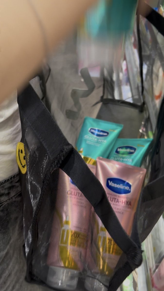 amy_jeffyn4's tweet photo. Demi samaan sama JENNIE aku rela borong beberapa varian Vaseline. Sekarang tinggal nunggu aura Jennie-nya turun ke aku aja 🫠 #VaselinexJENNIE

https://t.co/ewce75qQQX https://t.co/sH6OfeXFPz