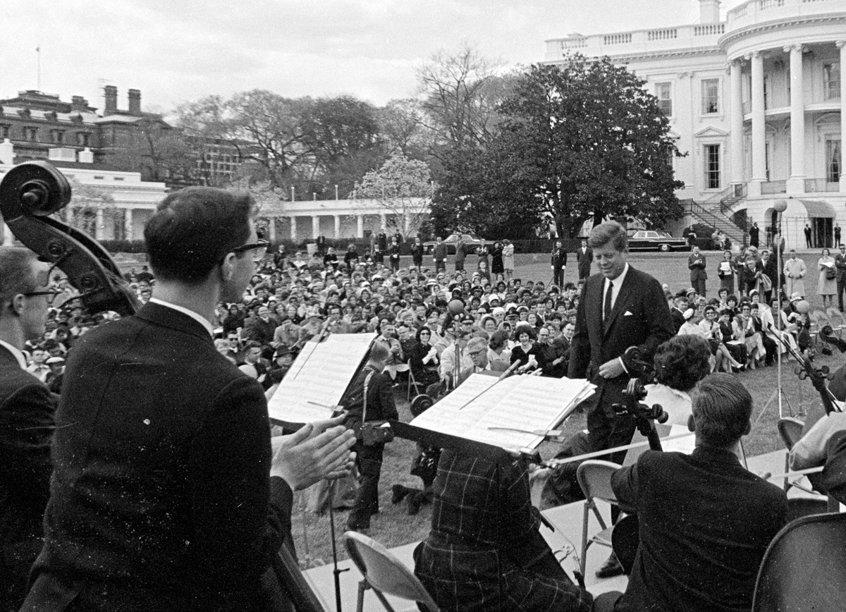 RemusUncle's tweet photo. Tony Levin en la Casa Blanca con JFK.
Tony está con anteojos y... pelo. 
Año 1962. https://t.co/fTcBwjg3Yk