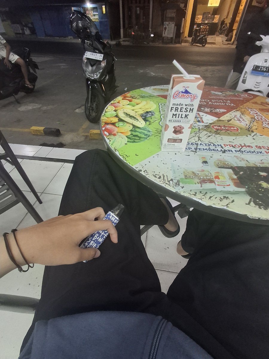 npgumo's tweet photo. Pgn nongki ke cafe tp aing lier nyari cafe mana yg enak buat ngepod. Barosen tomoro, jco wae. Ges paling bener kursi idm https://t.co/4qQMMNJDKG