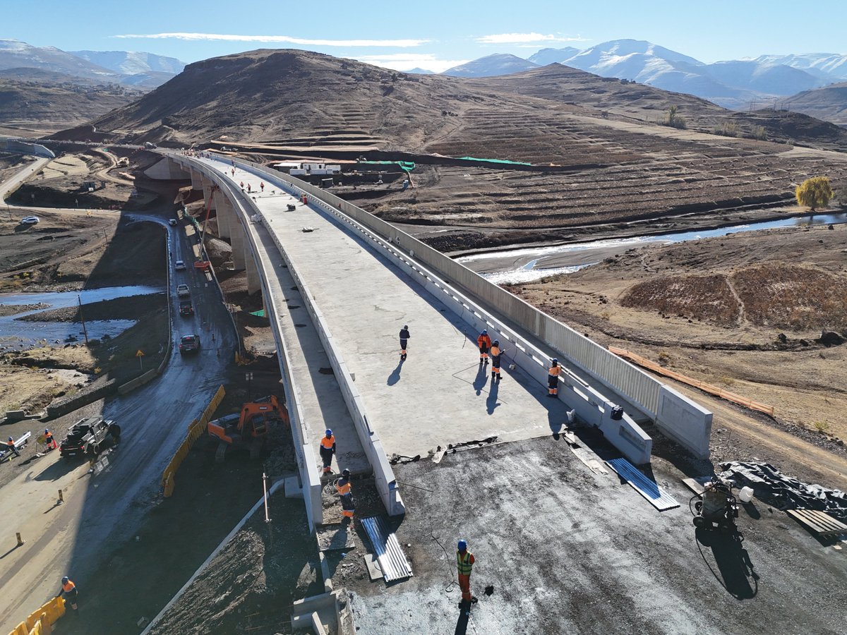 ConcorConstruct's tweet photo. Progress continues on the Mabunyaneng and Khubelu (M&amp;K) Bridges project in Lesotho. Bridge deck waterproofing, asphalt paving, earthworks and ancillary infrastructure works are advancing steadily, bringing us closer to improved connectivity and mobility for local communities. https://t.co/dmLCkLSeXM