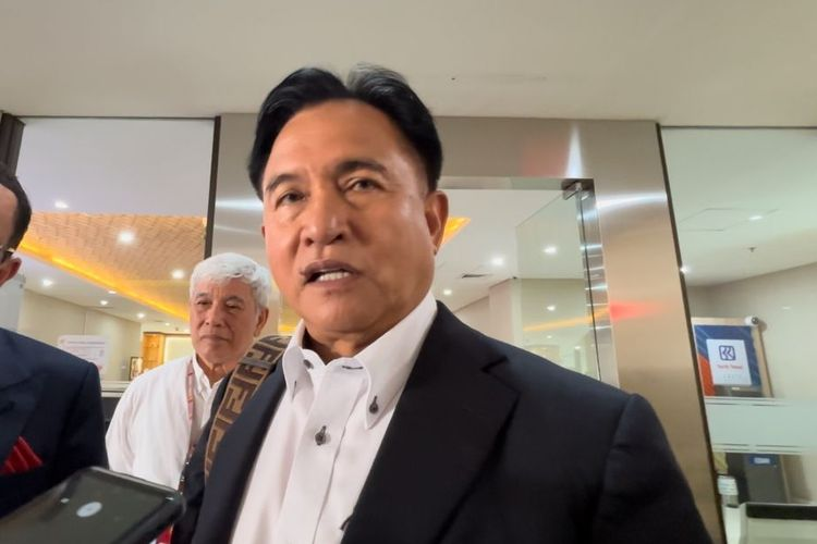 LambeSahamjja's tweet photo. Guys, ada pernyataan dari pejabat senior pemerintah Indonesia yang menurut gue paling mengejutkan dan paling jarang dibahas secara jujur di media arus utama.

Menko Yusril Ihza Mahendra orang nomor satu di bidang hukum dan HAM kabinet Prabowo secara terbuka menyatakan Indonesia bisa menjadi target operasi militer seperti Venezuela. 

Dan kalau itu terjadi
Indonesia hanya mampu bertahan 4 hari.
Empat hari. Lalu menyerah.

Pertama konteks Venezuela yang Yusril gunakan sebagai perbandingan:

Venezuela adalah negara dengan cadangan minyak terbesar di dunia. 

Amerika Serikat melakukan operasi militer dan tekanan geopolitik besar-besaran ke sana bukan karena ideologi, tapi karena sumber daya energinya.

Yusril menarik paralel langsung: 
Indonesia punya kekayaan energi dan mineral yang sangat besar. 

Nikel, bauksit, tembaga, emas, batu bara, gas bumi semua yang dibutuhkan dunia untuk transisi energi dan industri teknologi.

Dan Amerika punya pangkalan militer di Guam yang bisa menggerakkan kekuatan dalam hitungan 6 jam menuju wilayah Indonesia.

"Kita dalam kondisi terus terang tidak siap perang. Kalau kita perang, paling kita mampu bertahan 4 hari. Setelah itu kehabisan amunisi dan menyerah."

Dan ini tentang kenapa 4 hari itu bisa terjadi dari analisis para pakar:

Guru besar hubungan internasional Connie Rahakundini menyebut beberapa kelemahan yang sangat spesifik:

70% anggaran pertahanan Indonesia habis untuk gaji personil bukan untuk alutsista, amunisi, atau teknologi. Artinya uang sebesar apapun yang dialokasikan untuk pertahanan hanya 30% yang benar-benar meningkatkan kemampuan tempur.

Stok amunisi dan logistik masih sangat terbatas.

Banyak alutsista dalam kondisi heavy maintenance tidak siap operasi segera.

Sistem pertahanan udara masih lemah dan terfragmentasi.

Integrasi intelijen antar lembaga masih jauh dari optimal.

"Kita boleh bangga punya kapal induk mini atau apapun. Tapi kita harus lihat kelemahan Indonesia. Reing sistem itu lemah. 

Domain awareness terfragmentasi. 
Dan stok amunisi akan jadi isu besar kalau terjadi sesuatu."

Dan ini yang paling mengejutkan bukan soal invasi tapi soal perebutan pengaruh:

Pakar geopolitik Wibawanto Nugroho menawarkan perspektif yang lebih dingin dan lebih realistis.

Indonesia tidak akan diinvasi secara militer langsung. Itu bukan cara kerja geopolitik modern antara Amerika dan China.

Yang terjadi adalah perebutan pengaruh. 
Indonesia adalah prize hadiah terbesar dalam pertarungan antara Amerika sebagai kekuatan yang ingin mempertahankan dominasinya dan China sebagai kekuatan yang terus menguat.

Kenapa Indonesia jadi prize?
Posisi geografis yang mengontrol Selat Malaka dan jalur pelayaran tersibuk di dunia. 

Kekayaan sumber daya alam yang sangat dibutuhkan untuk teknologi masa depan. 

Populasi muslim terbesar di dunia. 
Dan status sebagai negara demokrasi yang masih bisa dipengaruhi ke berbagai arah.

"Siapa yang bisa memenangkan pengaruh di Indonesia menambah chance untuk memenangkan pertarungan di Indo-Pasifik. 

Indonesia itu sentral untuk mengubah dunia secara sistemik."

Dan ini yang paling mengganggu dari seluruh diskusi ini:

Analis dari Lab 45 Kristian Guntur Lebang menyoroti sesuatu yang sangat penting tapi sering diabaikan: ketidaksinkronan komunikasi pemerintah.

Di satu sisi presiden aktif berdiplomasi ke mana-mana Paris, Moskow, Washington. Membangun citra Indonesia sebagai kekuatan yang seimbang dan independen.

Di sisi lain menterinya bicara di forum terbuka yang bisa diakses siapapun di YouTube bahwa Indonesia hanya bisa bertahan 4 hari dari serangan.

Bersamaan dengan itu ada isu bandara Kertajati akan dijadikan pusat perawatan pesawat militer Amerika untuk seluruh Asia. 

Ada isu proposal akses terbang menyeluruh pesawat militer AS di ruang udara Indonesia. Ada keputusan Indonesia bergabung dengan Board of Peace bentukan Trump.

Semua sinyal ini dilihat dari kacamata China atau Rusia membaca Indonesia sedang bergerak mendekati Amerika.

Sementara pemerintah masih menyebut dirinya bebas aktif.

"Ketika presiden melakukan diplomasi aktif yang di bawahnya pun harus punya sensitivitas untuk tidak sembarangan mengeluarkan pernyataan di forum terbuka. 

Ini bukan soal apakah ancamannya nyata atau tidak. 
Ini soal keselarasan cara komunikasi pemerintah."

Dan ini tentang tiga syarat yang harus dipenuhi agar Indonesia benar-benar bisa berdiplomasi secara independen:
Bottom line:

Yusril bicara tentang ancaman dari luar. 
Tapi ancaman terbesar Indonesia bukan dari Guam yang bisa mengirim kekuatan dalam 6 jam. 

Ancaman terbesar Indonesia adalah ketidakstabilan dari dalam ketika rakyat tidak percaya pada pemerintahnya, ketika pejabat-pejabatnya tidak berbicara satu suara, dan ketika kekuatan pertahanan riil jauh di bawah anggaran yang sudah dialokasikan.

Negara yang rakyatnya kompak dan percaya pada pemerintahnya jauh lebih sulit diVenezuelakan daripada negara yang anggarannya besar tapi kepercayaan publiknya sedang runtuh.

Dan itu bukan soal berapa hari Indonesia bisa bertahan dari serangan militer. 

Itu soal berapa lama Indonesia bisa bertahan dari perang pengaruh yang sudah berlangsung sekarang di media, di ekonomi, di politik, dan di kepercayaan rakyat terhadap negaranya sendiri.