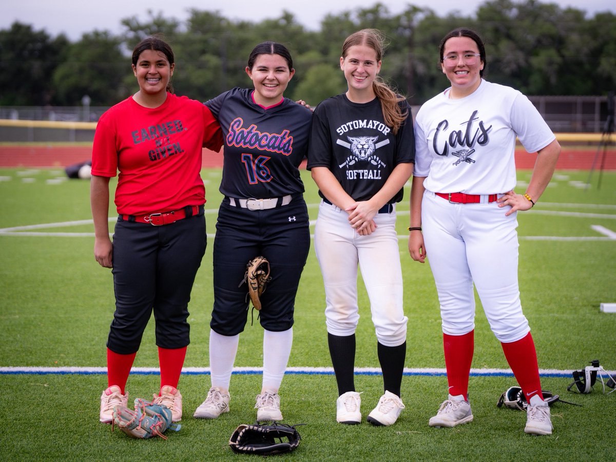 SotocatSoftball's tweet photo. Take us back to camp! The future is bright for Soto Softball 🤩🥎

#FSU #Sotocats https://t.co/HJzQWezPfH
