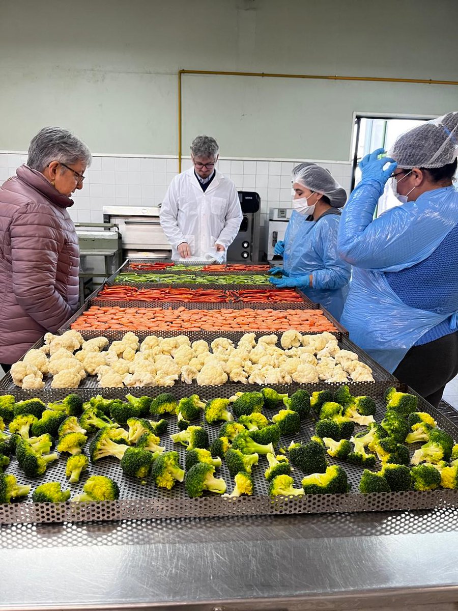 asfaceubb's tweet photo. 15 Mujeres del PMJH Chillán Viejo realizaron talleres  de alimentos congelados y enlatados. Esta iniciativa busca fortalecer la autonomía económica de las mujeres y apoyar el desarrollo del emprendimiento local, contribuyendo al crecimiento de la comunidad.
#MujerEmprendedora https://t.co/7KCBWyeFJp