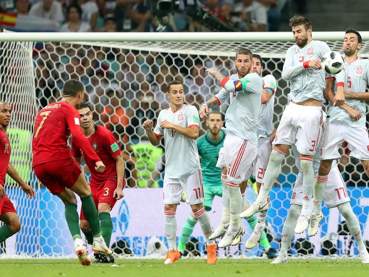 ArobaseGiovanny's tweet photo. 🔴 Cristiano Ronaldo pourrait devenir le premier joueur de l'histoire à marquer dans 6 Coupes du Monde différentes...

... Il est déjà le seul à l'avoir fait dans 5 Coupes du Monde. https://t.co/7JNQV0oZuf