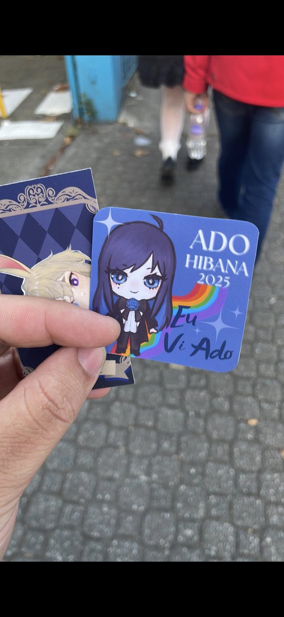 MightKube's tweet photo. Isso me lembra esse sticker insano que comprei de uma diva na fila do show 🙏 https://t.co/r2UR5ljdCA