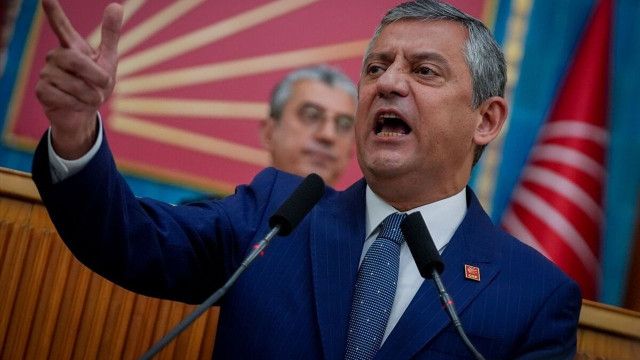azonceolducom's tweet photo. CHP'deki kürsü savaşında son durum! Özgür Özel yarın kürsüye çıkacak mı? https://t.co/cZDD0diaSq https://t.co/WmjOz4V5fT