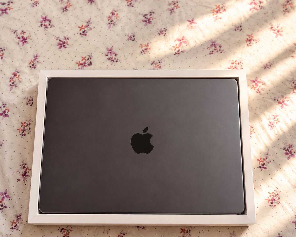 investwithpaul's tweet photo. Opening your new laptop for a new job is a very refreshing feeling☺️ 

#Amazon #sde2 https://t.co/aVxMIi3eCI