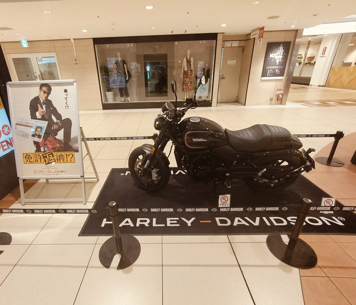 oaai67's tweet photo. 八重洲地下中央・メインアベニュー
免許返納!?南条さんのバイク展示！
22:00閉館前に滑り込みです。
デジタルサイネージもありました。
ゴンチャ（Gong cha）の前あたり。明日6/9まで！ https://t.co/eP9rzCNChY