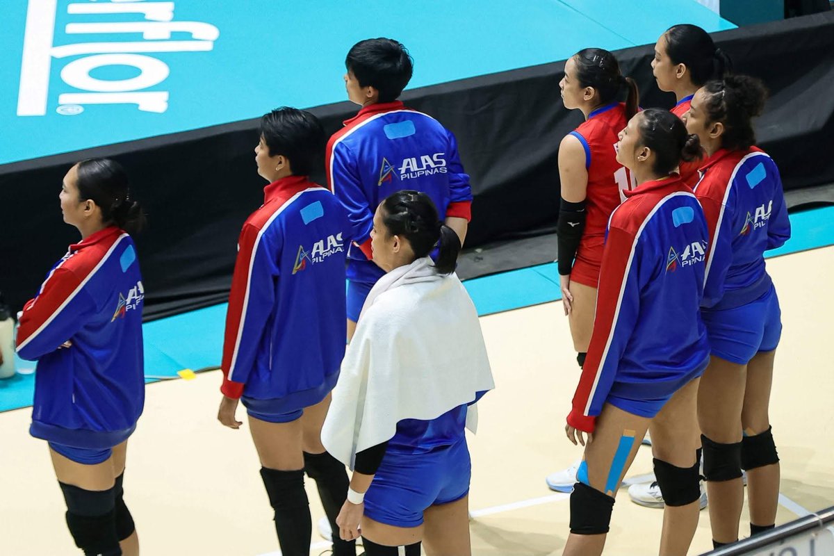 maiarchive_'s tweet photo. tinakpan pala yung pnvf logo sa jackets ng alas pilipinas (deserved) https://t.co/9qi9i0LaDb