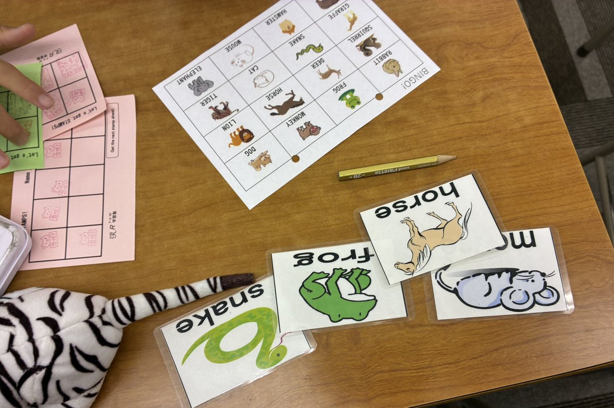 Rlabo2019's tweet photo. 今週の #小学英語(中学年)

①英会話でwarm up
②英語フリートーク(animals)
③Quiz"What am I?"(")
④Card Game(")
　✳︎Are you a 〜?
⑤Bingo(")
⑥Card Game(Phonicsなど)

"身体で感じる英語学習"👍

#英語垢
#学習塾
#英語学習 https://t.co/cX5WxxCHBZ