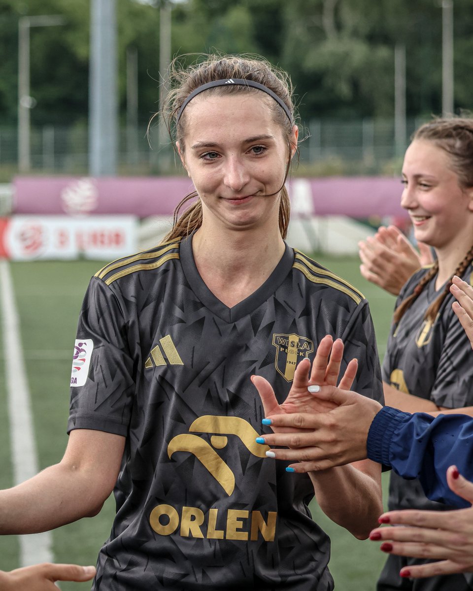 WislaPlockSA's tweet photo. 🥹 Wczorajszy mecz Nafciarek był wyjątkowy – po raz ostatni na domowym boisku wystąpiła Klaudia Stradomska. Nasza wieloletnia kapitan po zakończeniu sezonu odchodzi z klubu.

W latach 2021-2026 środkowa obrończyni rozegrała dla Wisły 74 mecze, zdobyła 3 bramki i zaliczyła 2 asysty. Klaudia to jednak przede wszystkim pionierka i żywa historia kobiecej piłki w naszym mieście – jeszcze w barwach Królewskich uczestniczyła w pierwszym w historii Płocka kobiecym meczu ligowym. Łącznie w obu płockich klubach wystąpiła 178 razy. 🟠🔵

Klaudia, dziękujemy za serce zostawione na murawie, lata nieustępliwej walki i godne noszenie opaski kapitańskiej. Ogromny szacunek za wszystko, co zrobiłaś dla płockiej piłki! 💙🤍💙
