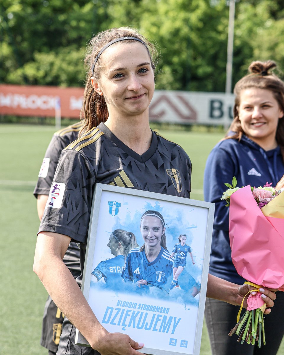WislaPlockSA's tweet photo. 🥹 Wczorajszy mecz Nafciarek był wyjątkowy – po raz ostatni na domowym boisku wystąpiła Klaudia Stradomska. Nasza wieloletnia kapitan po zakończeniu sezonu odchodzi z klubu.

W latach 2021-2026 środkowa obrończyni rozegrała dla Wisły 74 mecze, zdobyła 3 bramki i zaliczyła 2 asysty. Klaudia to jednak przede wszystkim pionierka i żywa historia kobiecej piłki w naszym mieście – jeszcze w barwach Królewskich uczestniczyła w pierwszym w historii Płocka kobiecym meczu ligowym. Łącznie w obu płockich klubach wystąpiła 178 razy. 🟠🔵

Klaudia, dziękujemy za serce zostawione na murawie, lata nieustępliwej walki i godne noszenie opaski kapitańskiej. Ogromny szacunek za wszystko, co zrobiłaś dla płockiej piłki! 💙🤍💙
