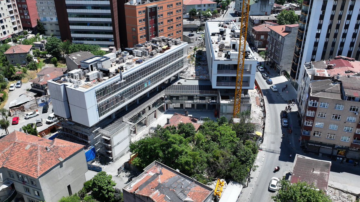 IbbFen's tweet photo. #Esenler Atışalanı Sosyal Yaşam Merkezinde çalışmalarımız devam ediyor. 

Merkezimizde yer alacak Kütüphane, 1.975 m² büyüklüğündeki yapısıyla bilgiye erişim sağlayarak her yaştan bireyin eğitim ve araştırma faaliyetlerine destek sunacak.

Yuvamız İstanbul bölümü, 925 m²’lik alanında çocuklara yönelik eğitim ve oyun olanakları sunarken; çocukların güvenli ve eğlenceli bir şekilde vakit geçirebileceği 310 m²’lik Çocuk Oyun Alanı da merkezde yer alacak.

Ayrıca, İBB Kadın Birimi, kadınlarımızın toplumsal yaşama aktif katılımını destekleyen kültürel ve sosyal etkinliklerle hizmet vererek, kadınlarımızın ihtiyaçlarına yönelik projeler üretecek.