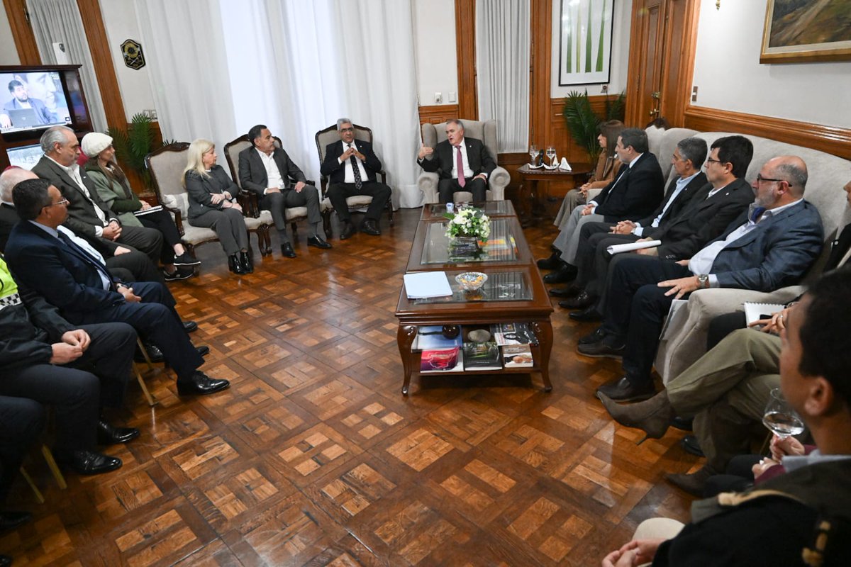 OsvaldoJaldo's tweet photo. 𝗖𝗮𝘀𝗮 𝗱𝗲 𝗚𝗼𝗯𝗶𝗲𝗿𝗻𝗼 | Comenzamos la semana con una reunión de gabinete ampliado junto a ministros, funcionarios de la administración central y representantes de organismos provinciales y entes descentralizados, con el objetivo de evaluar la marcha de la gestión y coordinar acciones para continuar fortaleciendo el trabajo que llevamos adelante en todo el territorio tucumano.

☑️ Durante el encuentro realizamos un balance de las distintas áreas de gobierno, analizamos la ejecución de programas y obras en marcha, y definimos prioridades para los próximos meses, con el propósito de optimizar recursos y seguir brindando respuestas concretas a las necesidades de los tucumanos.

🤝🏼 Asimismo, reafirmamos nuestro compromiso de sostener una administración responsable, garantizando el funcionamiento de los servicios esenciales y acompañando el desarrollo de la provincia a través de políticas públicas que mejoren la calidad de vida de nuestra gente.